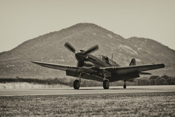 Caza R-40 Warhok en un aeródromo en las montañas