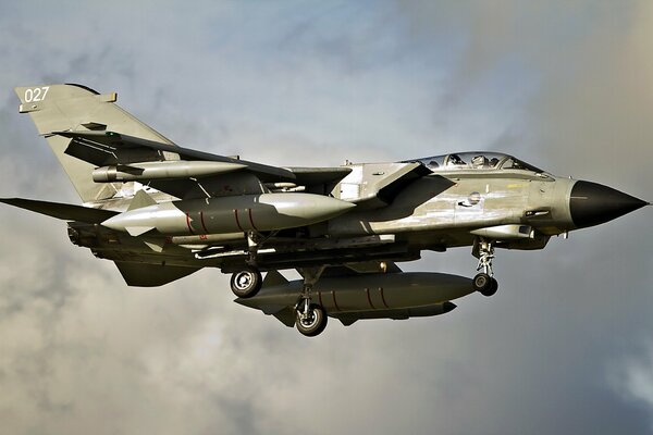 Avion militaire vole haut dans le ciel