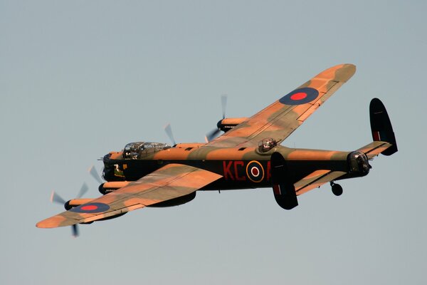 Schwerer viermotoriger Lancaster-Bomber im Flug