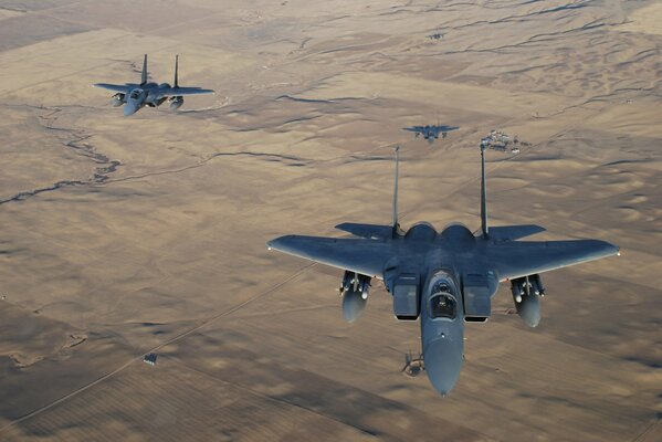 F-15-Kampfflugzeuge fliegen über die Wüste