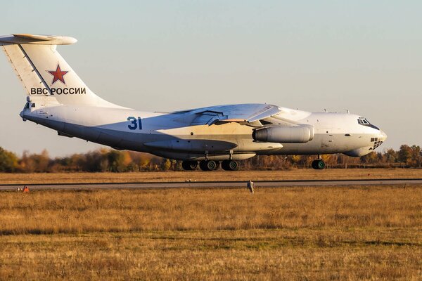 Un aereo il-76TD in una base aerea nella città di Engels