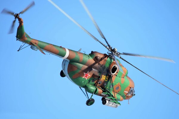 Helicóptero Mi-8 entra para atacar
