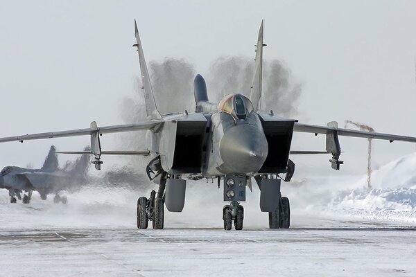 Interceptor Sił Powietrznych wojskowy samalet wyruszył na zimową drogę