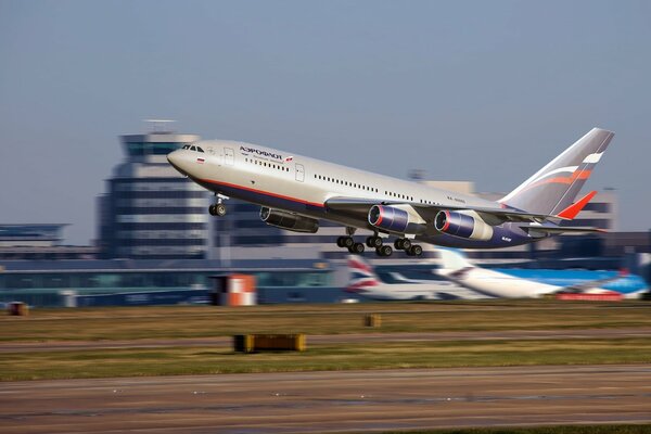 Décollage d un avion de passagers IL-96