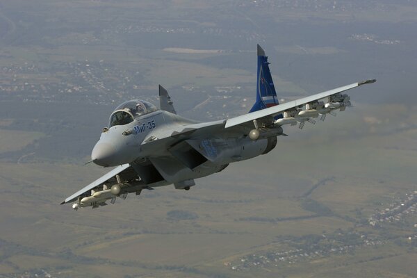 Chasseur russe MIG-35 de quatrième génération en vol