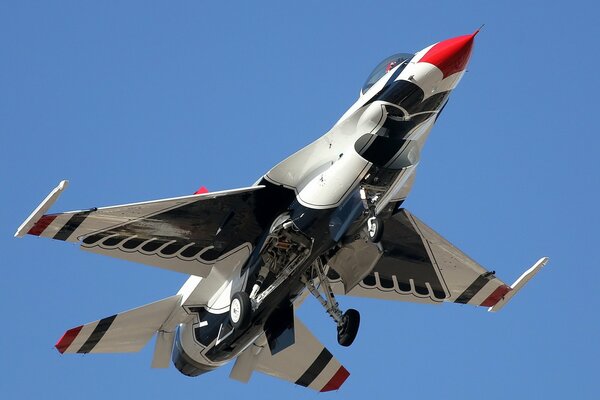 Bottom view of the Lockheed Martin f-16c aircraft