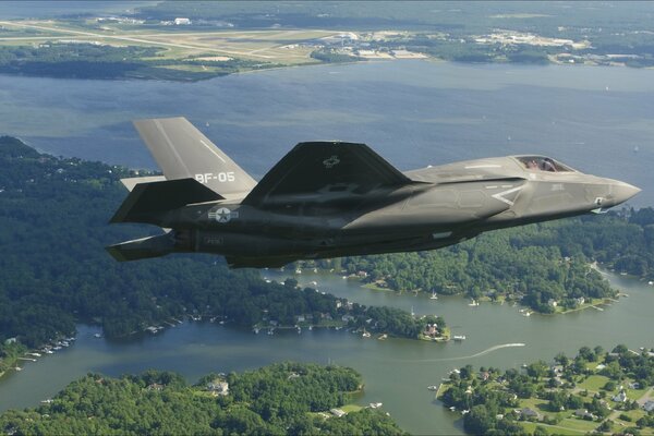 Un BF-05 aerodinámico volando en los Estados Unidos