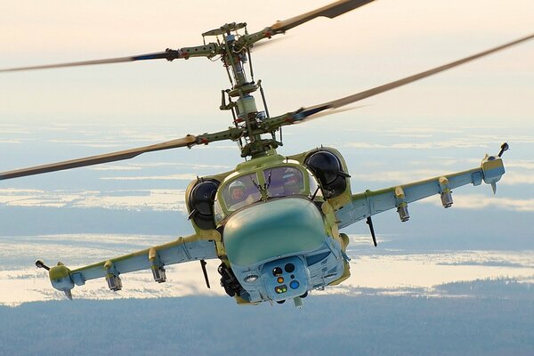 Volare in inverno su un elicottero da combattimento Ka-52