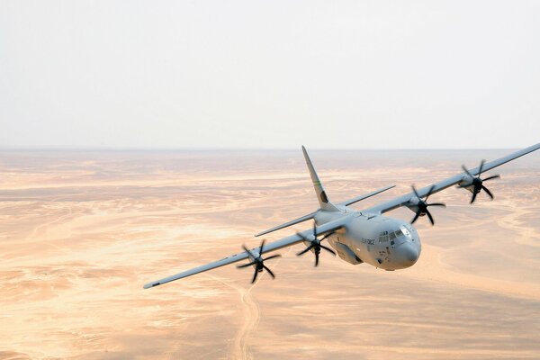 Militär-Transportflugzeug fliegt