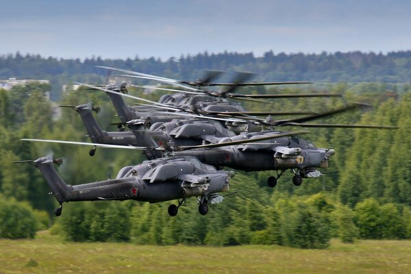 Muchos helicópteros de ataque despegan juntos
