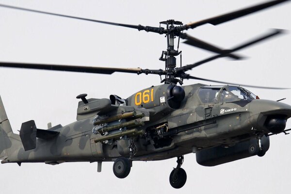 Hélicoptère alligator vole dans le ciel