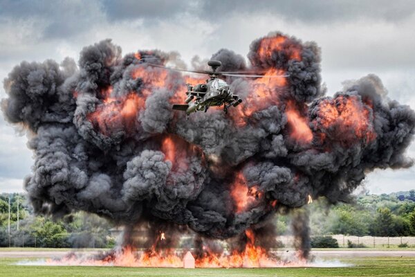 Der Apache fliegt aus einer mächtigen Explosion