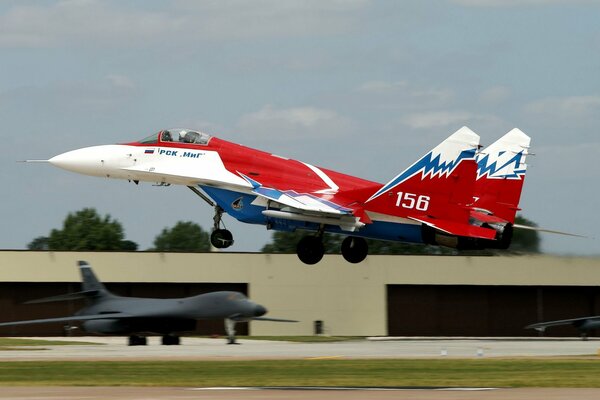 Startujący wielozadaniowy myśliwiec MiG-29