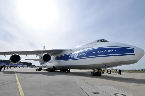 Avion de transport an-124 sur la piste