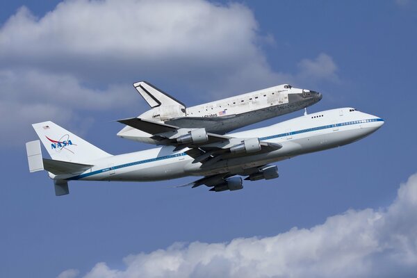 Transportation of the Discovery shuttle by NASA cargo plane