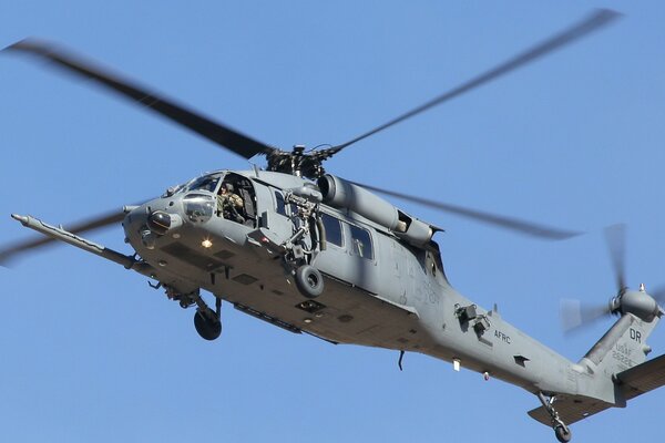 Helicóptero volando por el cielo azul