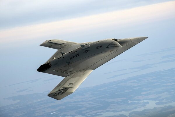 Avión no tripulado northrop grumman x-47B Pegasus