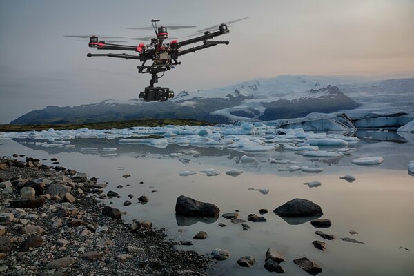 Unbemannter Hubschrauber über gefrorenem Fluss