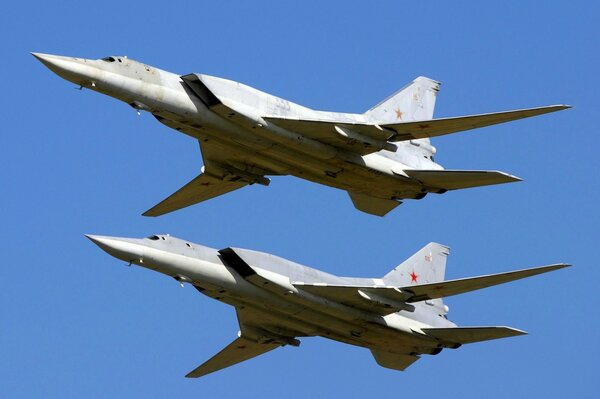 Bombardiere supersonico a lungo raggio Tu - 22 nel cielo