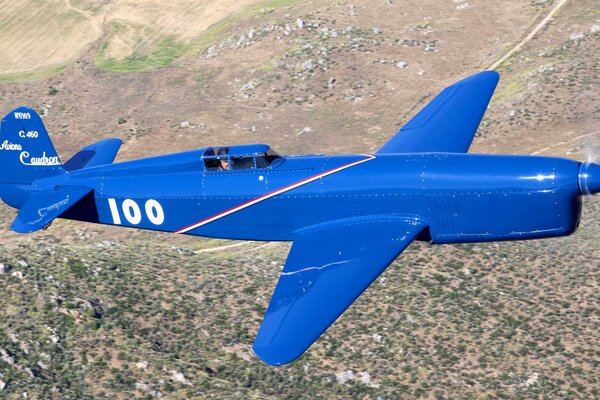 Avion rétro avec un seul pilote survole le paysage