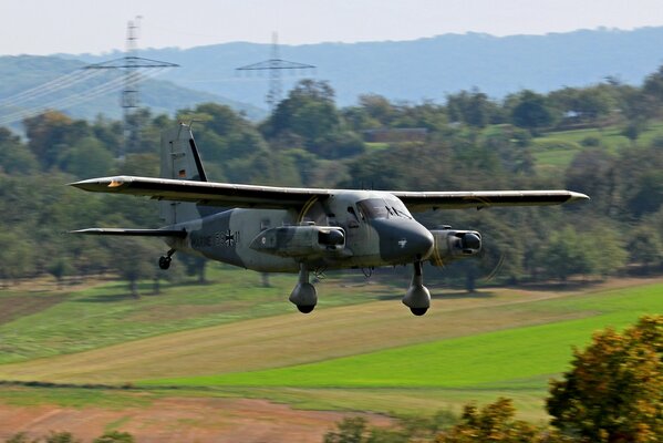 Y 28d skyservant avion allemand survole les champs