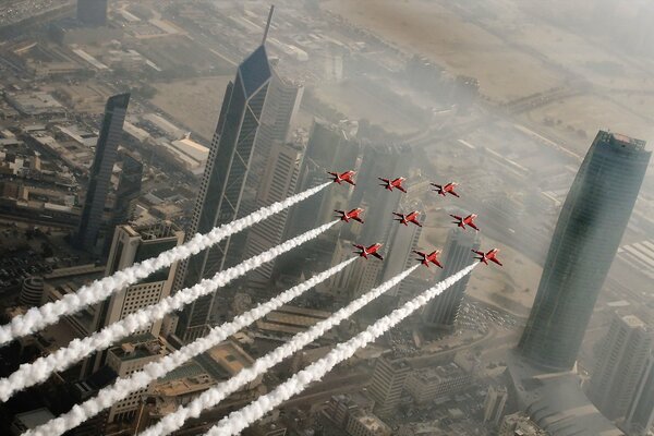 Frecce rosse volano nel cielo sopra la città