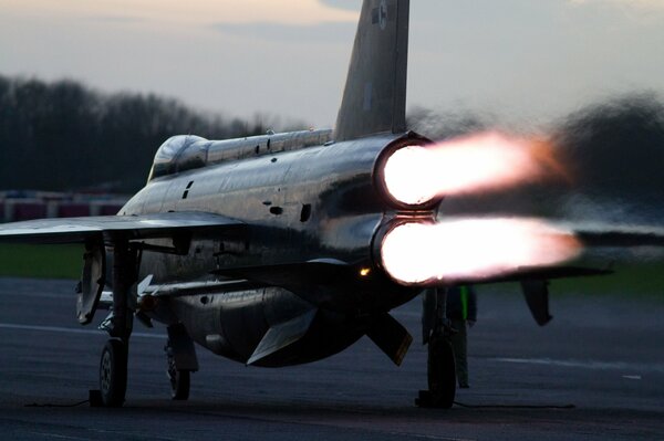 A fighter with two nozzles on top of each other