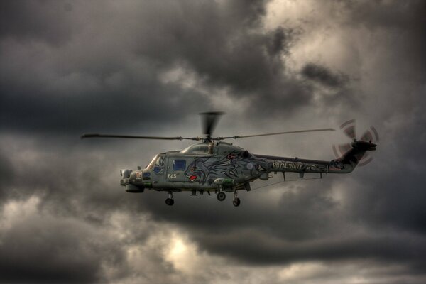Hélicoptère de transport militaire dans le ciel
