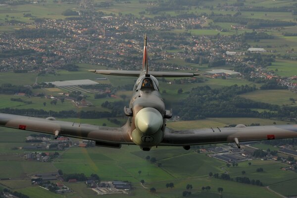 Avion de chasse spitfire sur un beau paysage