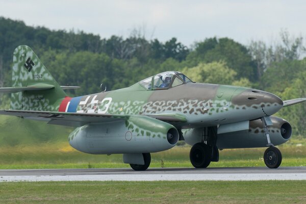 Avión de combate Messerschmitt en el aeródromo