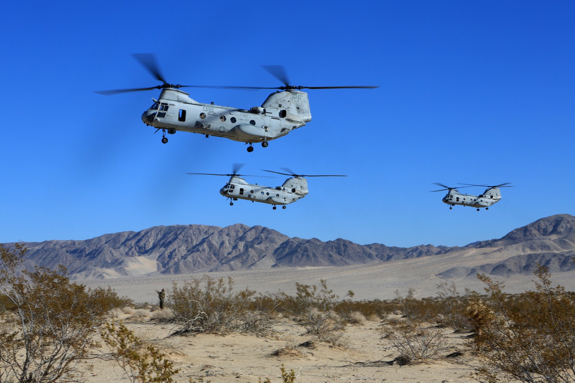 niebo amerykańskie wojskowe śmigłowce transportowe boeing vertol ch-46 sea knight boeing vertol ch-46 sea knight góry piasek krzew