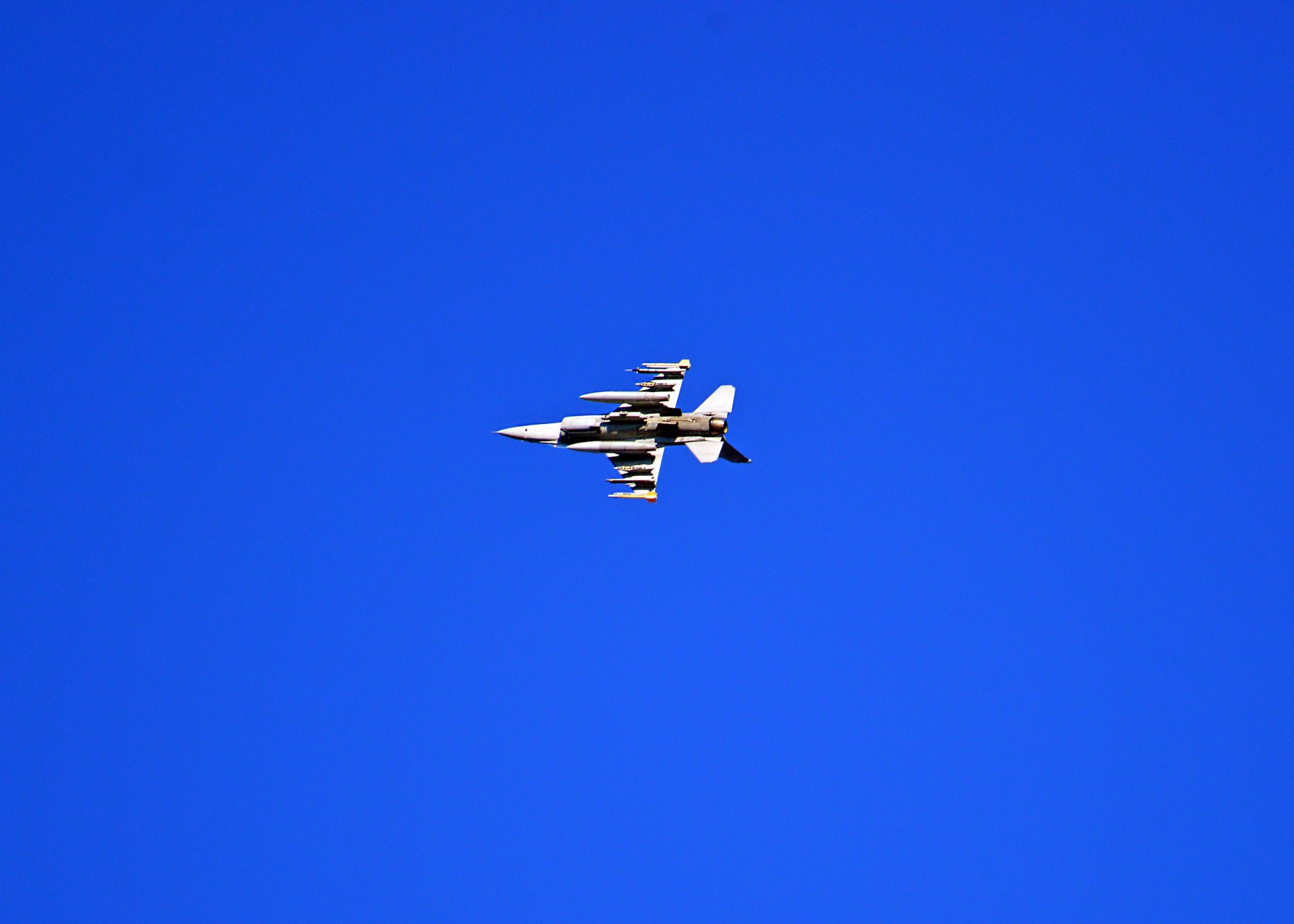 cielo avión f-16 fighting falcon americano multifuncional caza ligero de cuarta generación