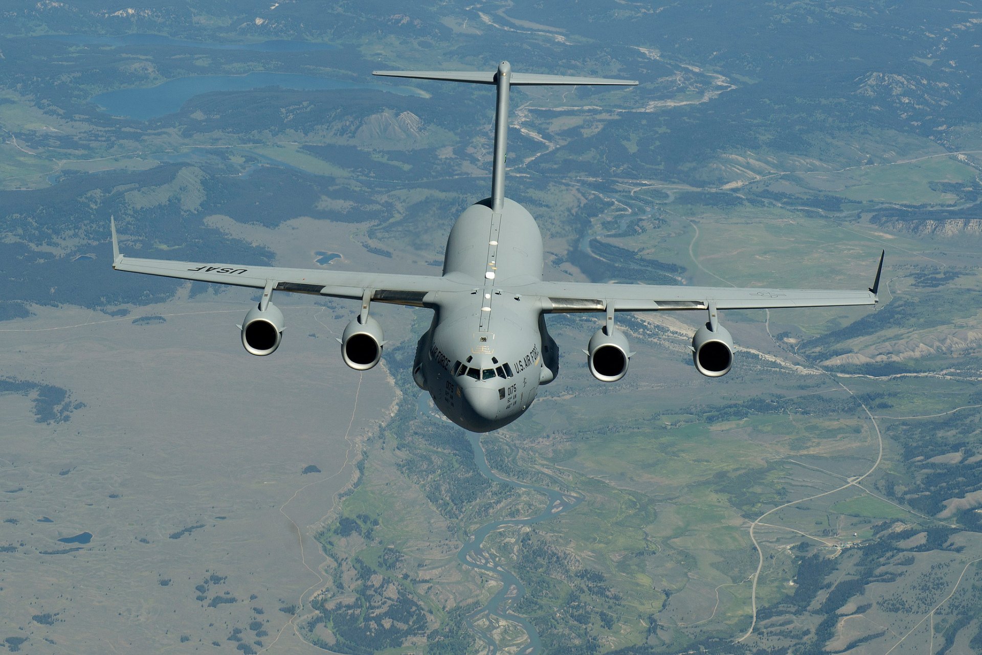 mcdonnell douglas c-17 globemaster iii strategisch militärtransport flugzeug flug landschaft