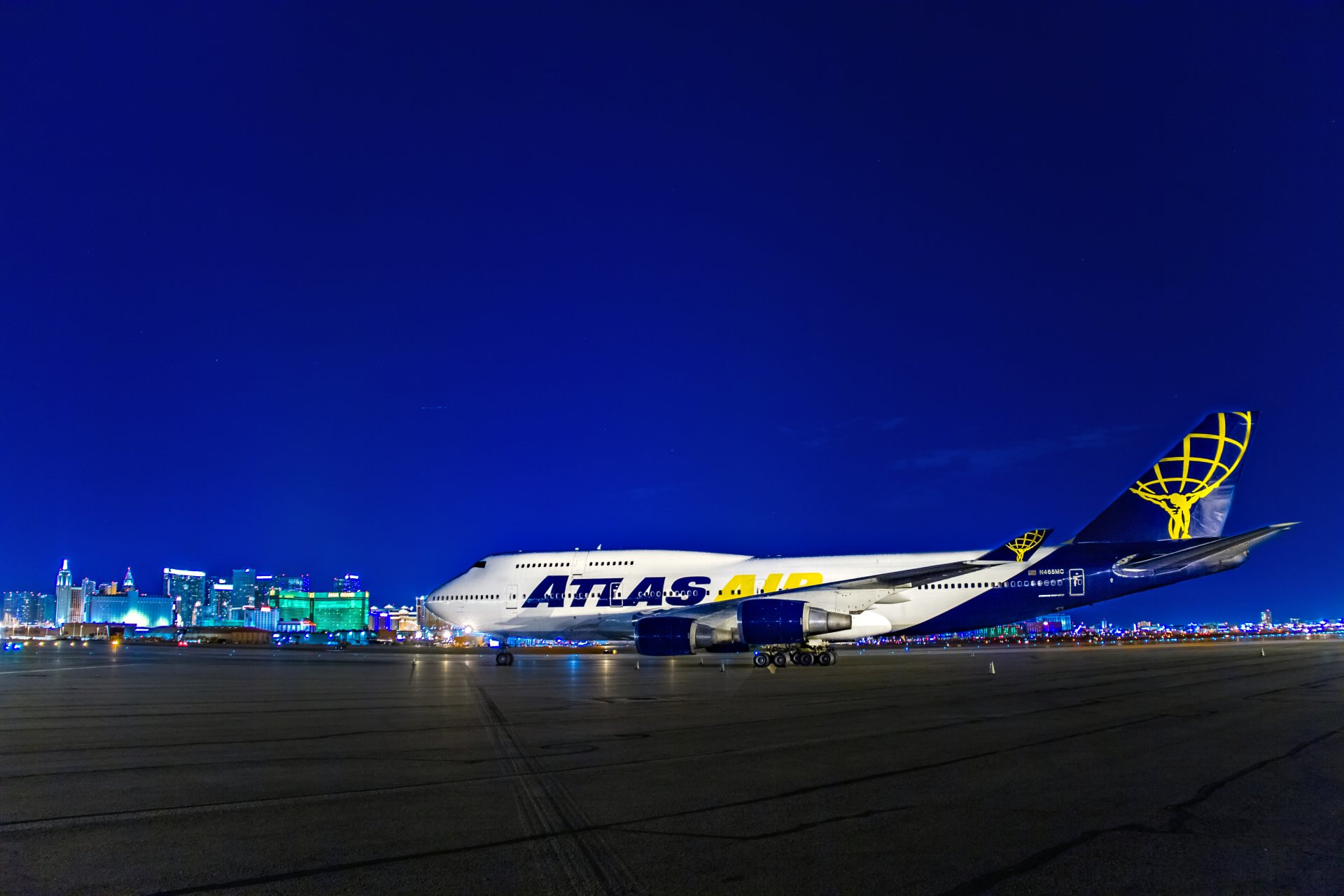 night lights plane boeing 747 international airport mccarran las vegas united state