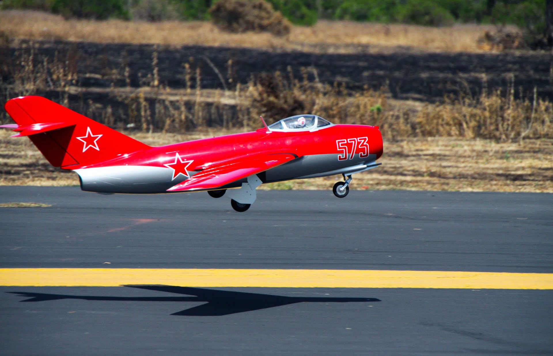 mig-15 basson combattant mikoyan gurevich modèle rouge contrôle radio jouet vole décollage