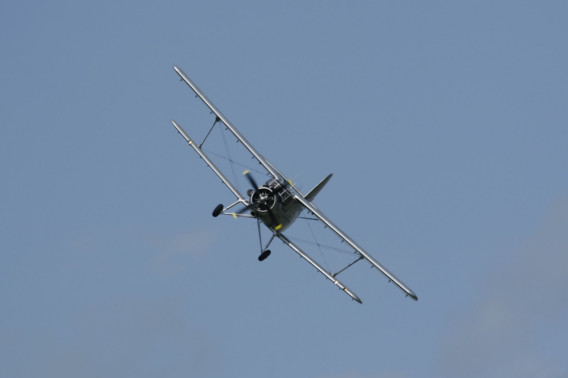 antonov an-2 mehrzweck flugzeug doppeldecker himmel