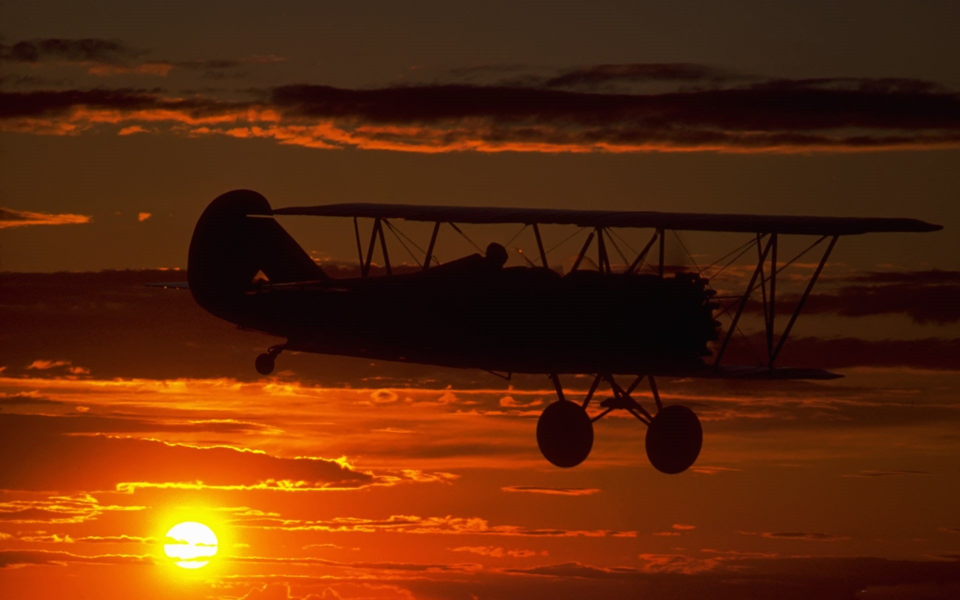 samolot podwozie sylwetka niebo odległość świt zachód słońca chmury pilot