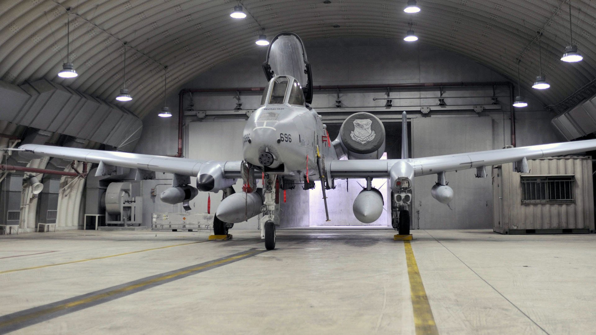 fairchild república a-10 thunderbolt ii americano blindado solo bimotor avión de ataque hangar