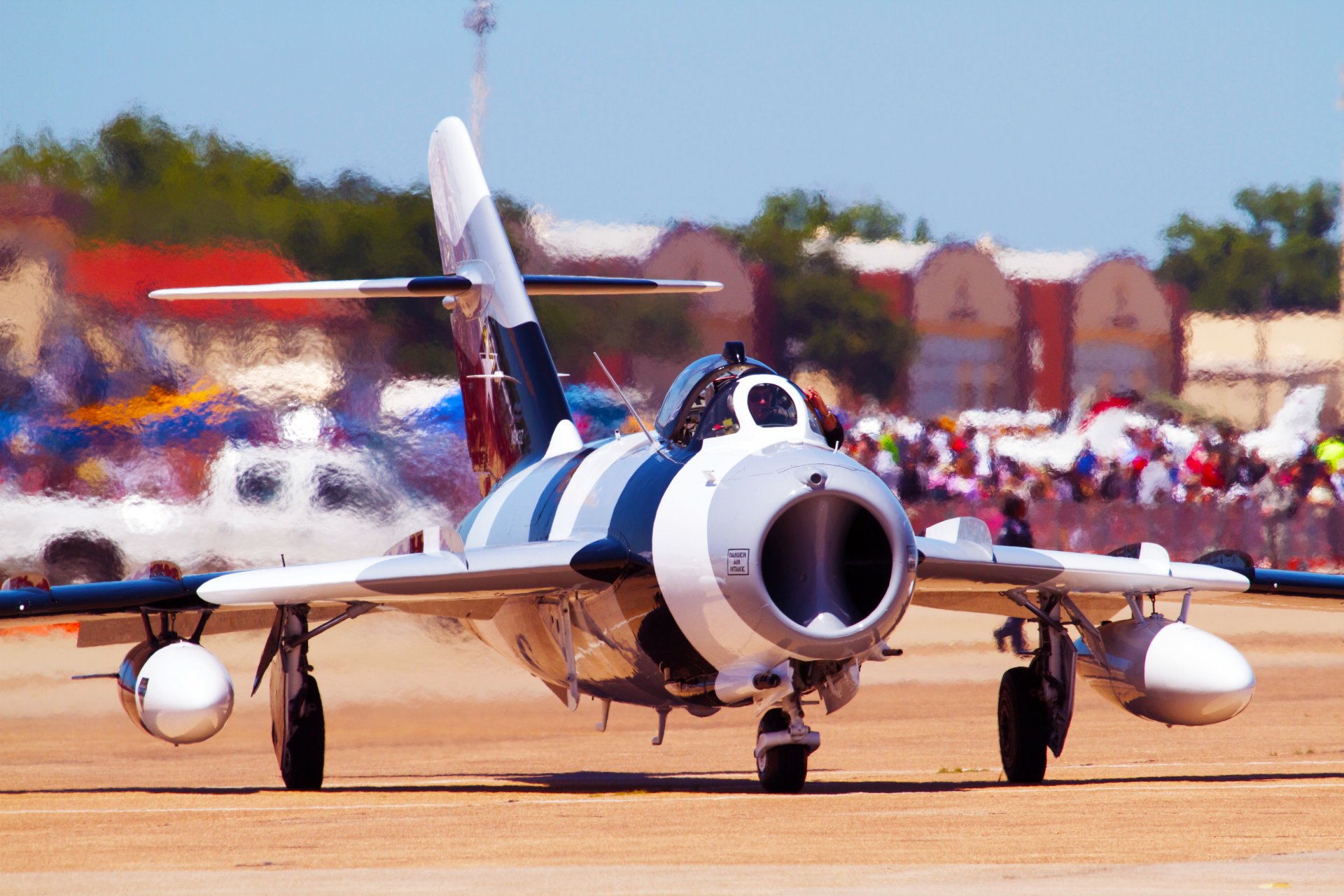 mig-17 mural myśliwiec odrzutowy mikojan gurewicz lotnictwo na ziemi nos skrzydła kamuflaż samolot