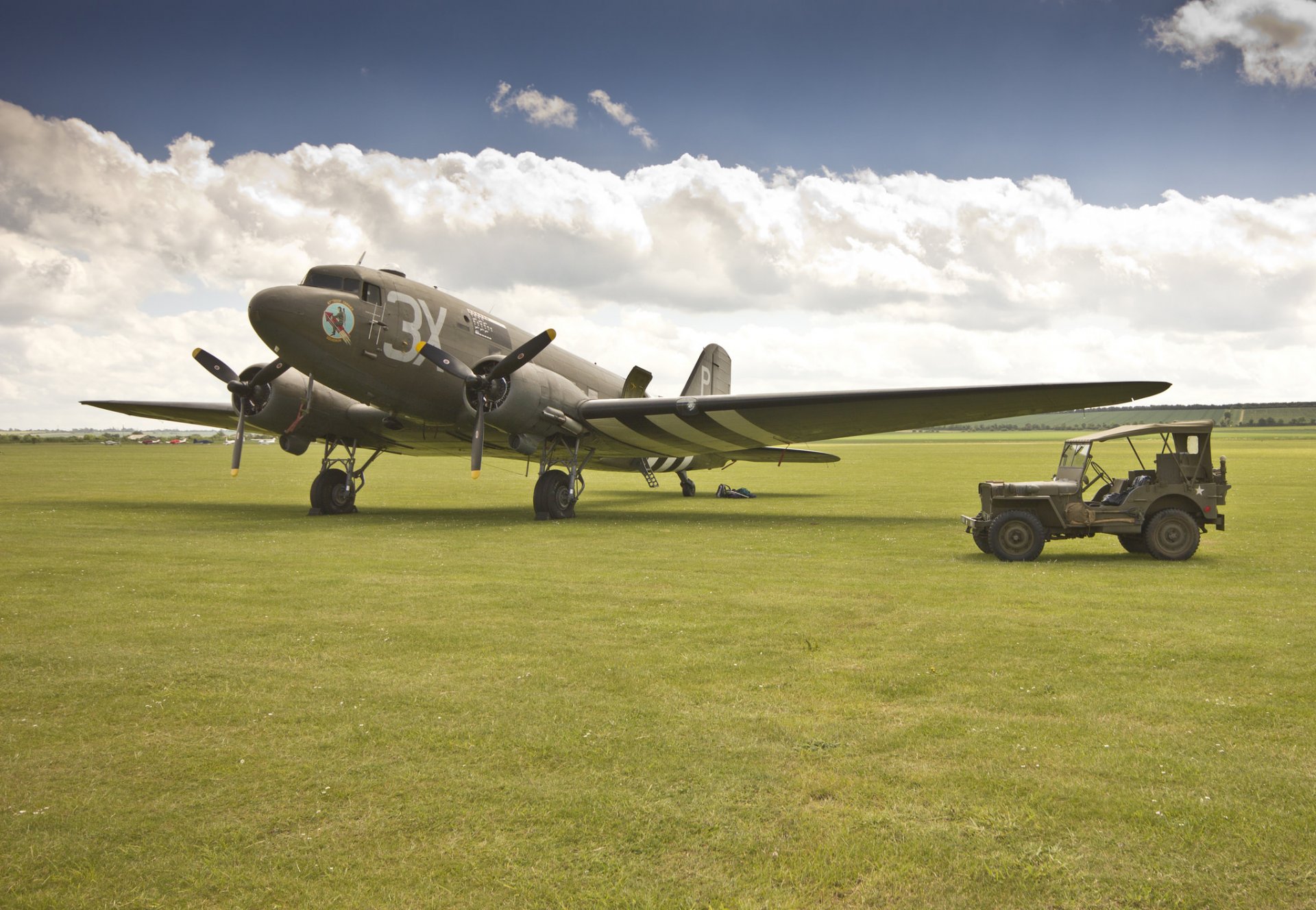 douglas c-47 militärtransport flugzeug jeep mb jeep mv jeep flugplatz