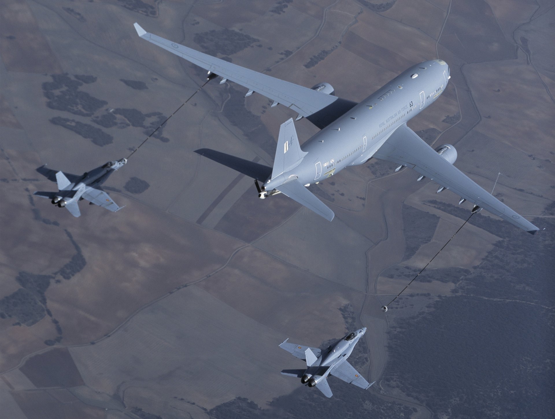 airbus a330-mrtt caccia f-18 aeronautica australiana rifornimento altitudine terreno