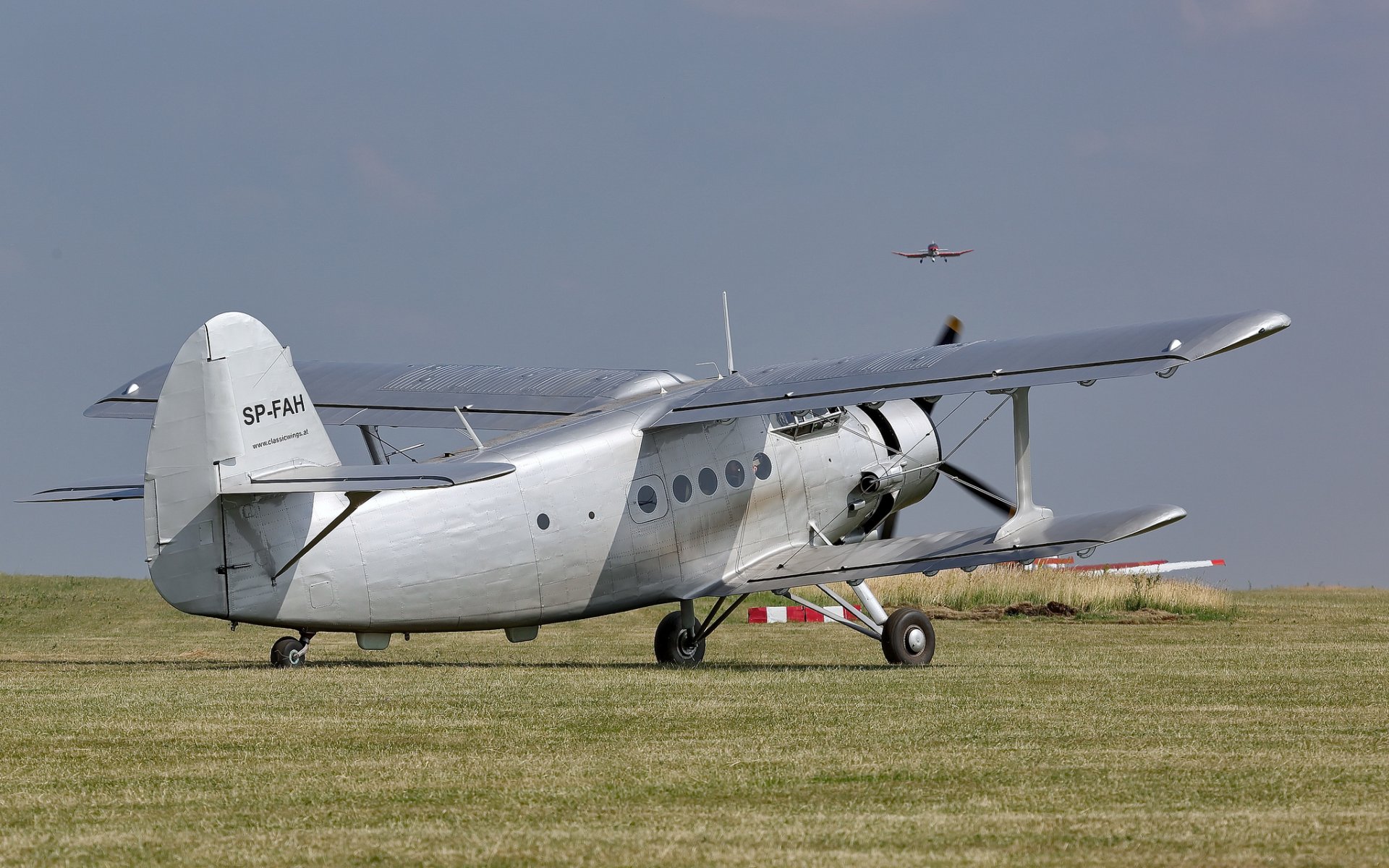 antonov an-2 mehrzweck flugzeug doppeldecker feld