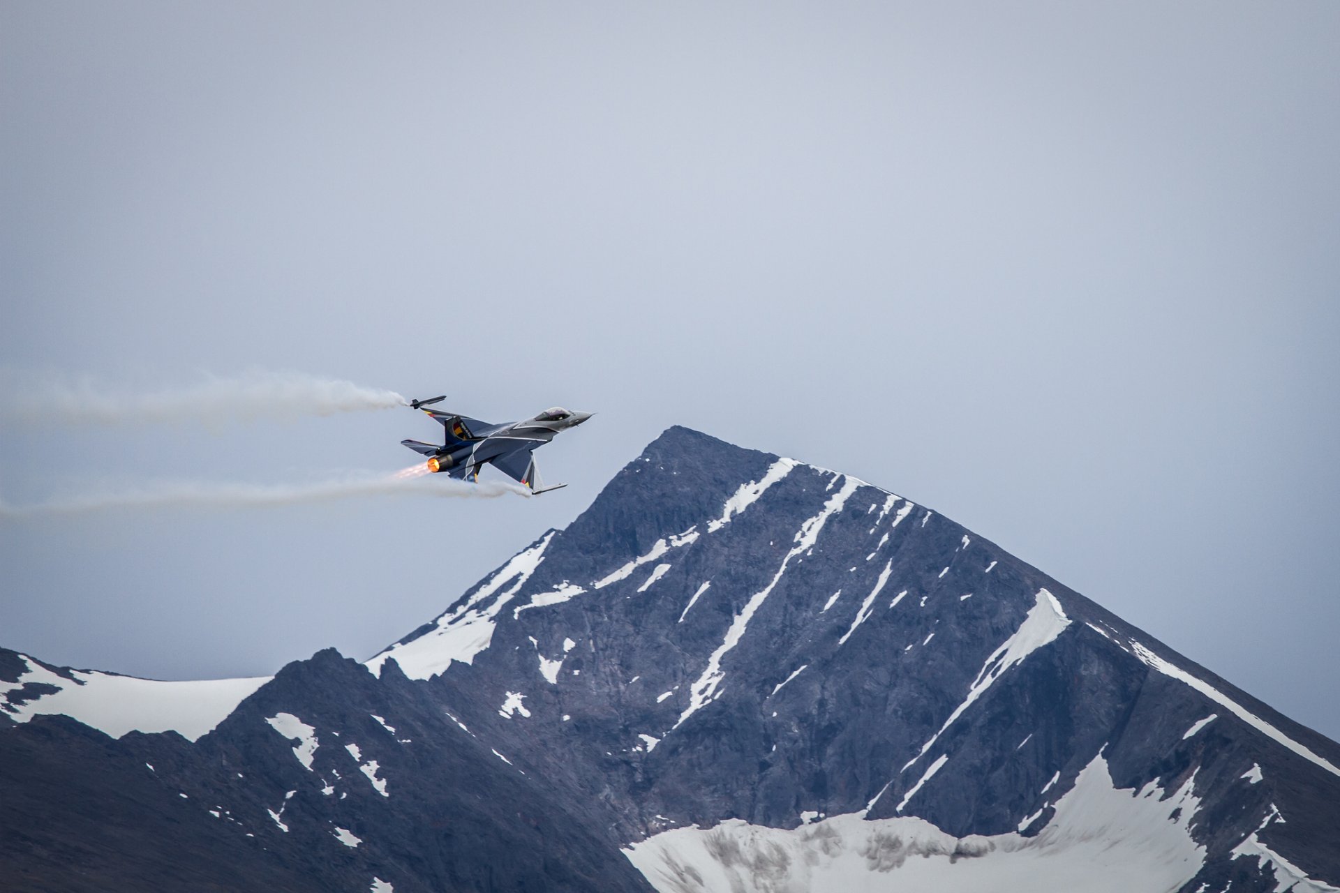 f-16 fighting falcon fighting falcon myśliwiec góra