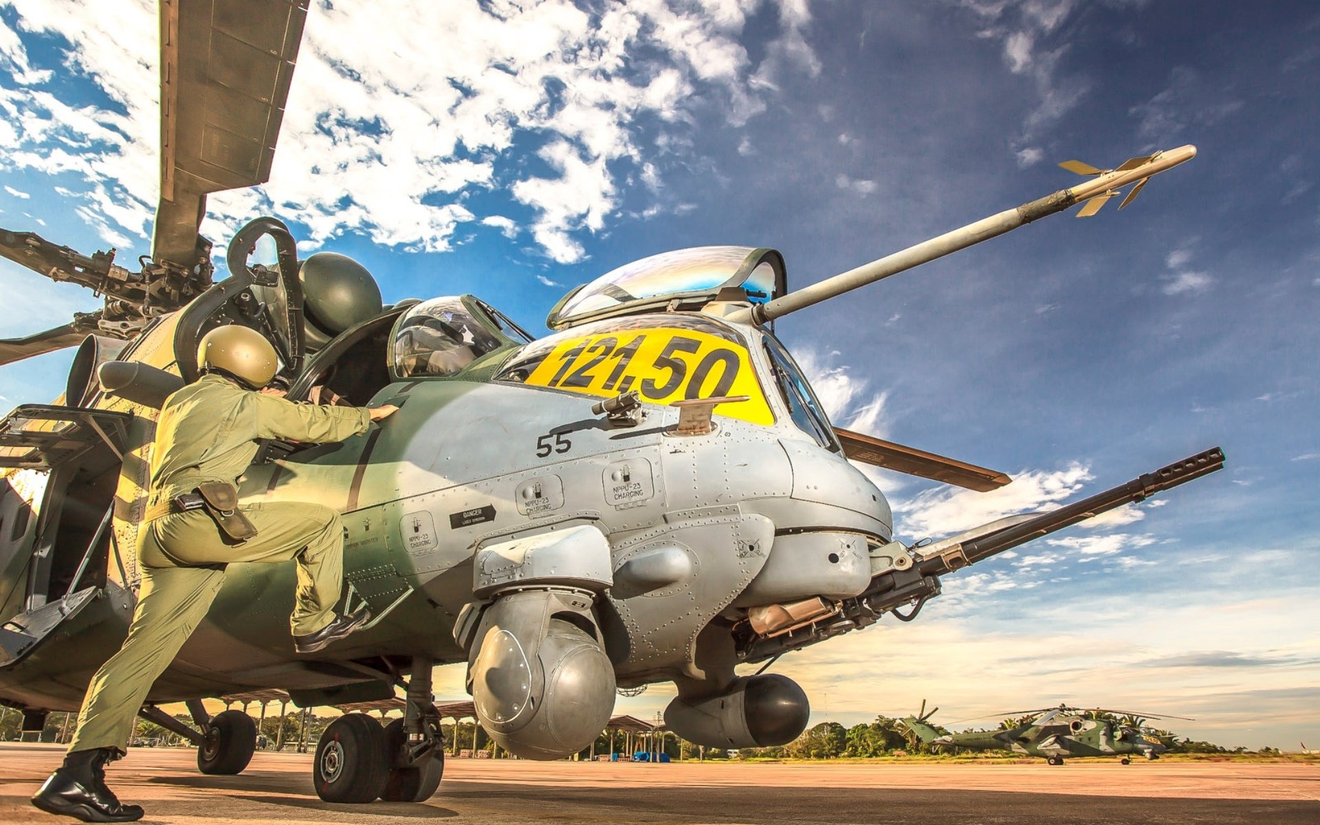 ah-2 sabre mi-35m hélicoptère aérodrome armes