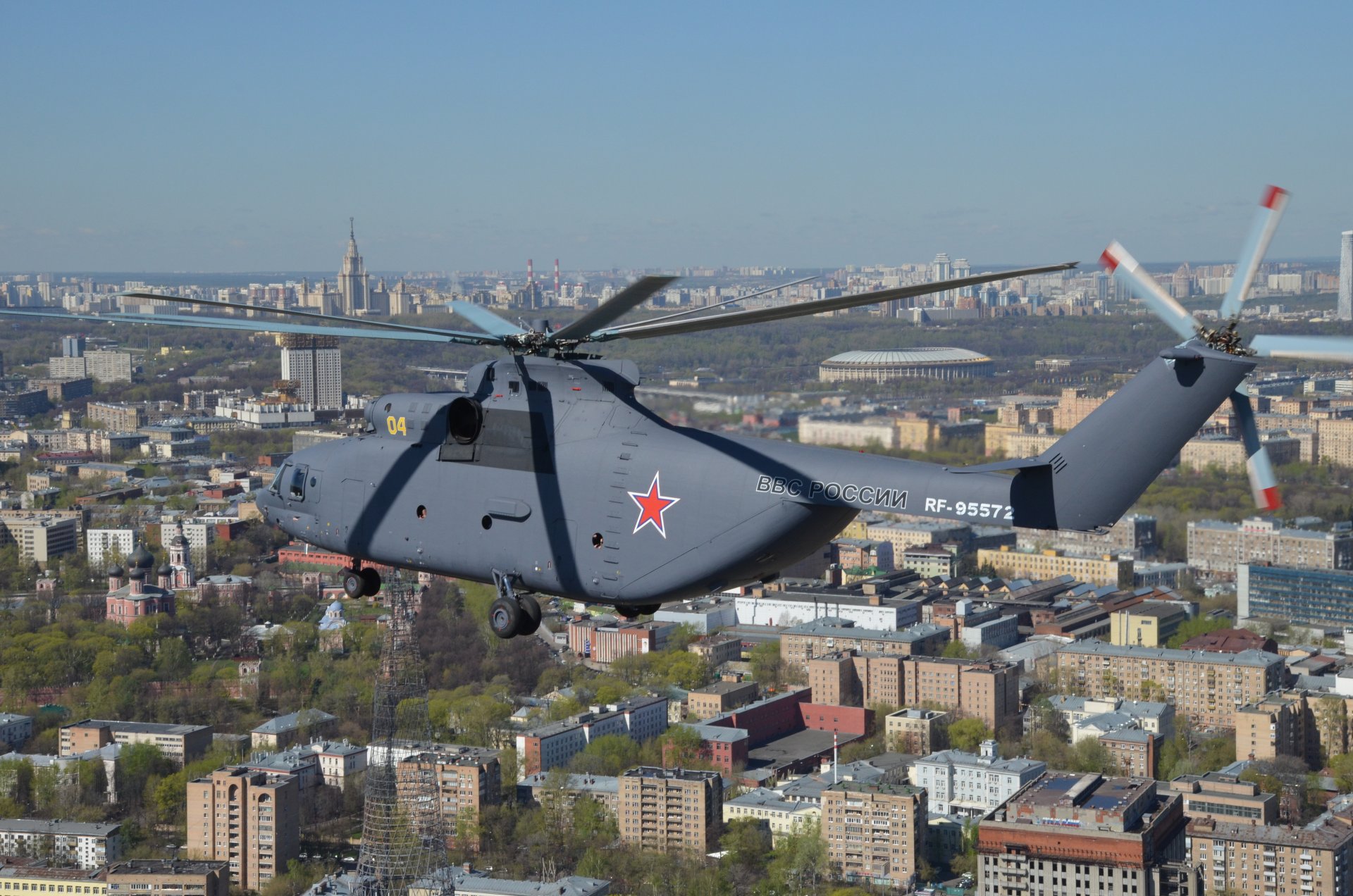 mi-26 russische luftwaffe stadt moskau ansicht von oben stalin hochhaus turm shukhov mi-26 russische luftkraft flug hubschrauber ansicht beliebt stalin wolkenkratzer shukhov