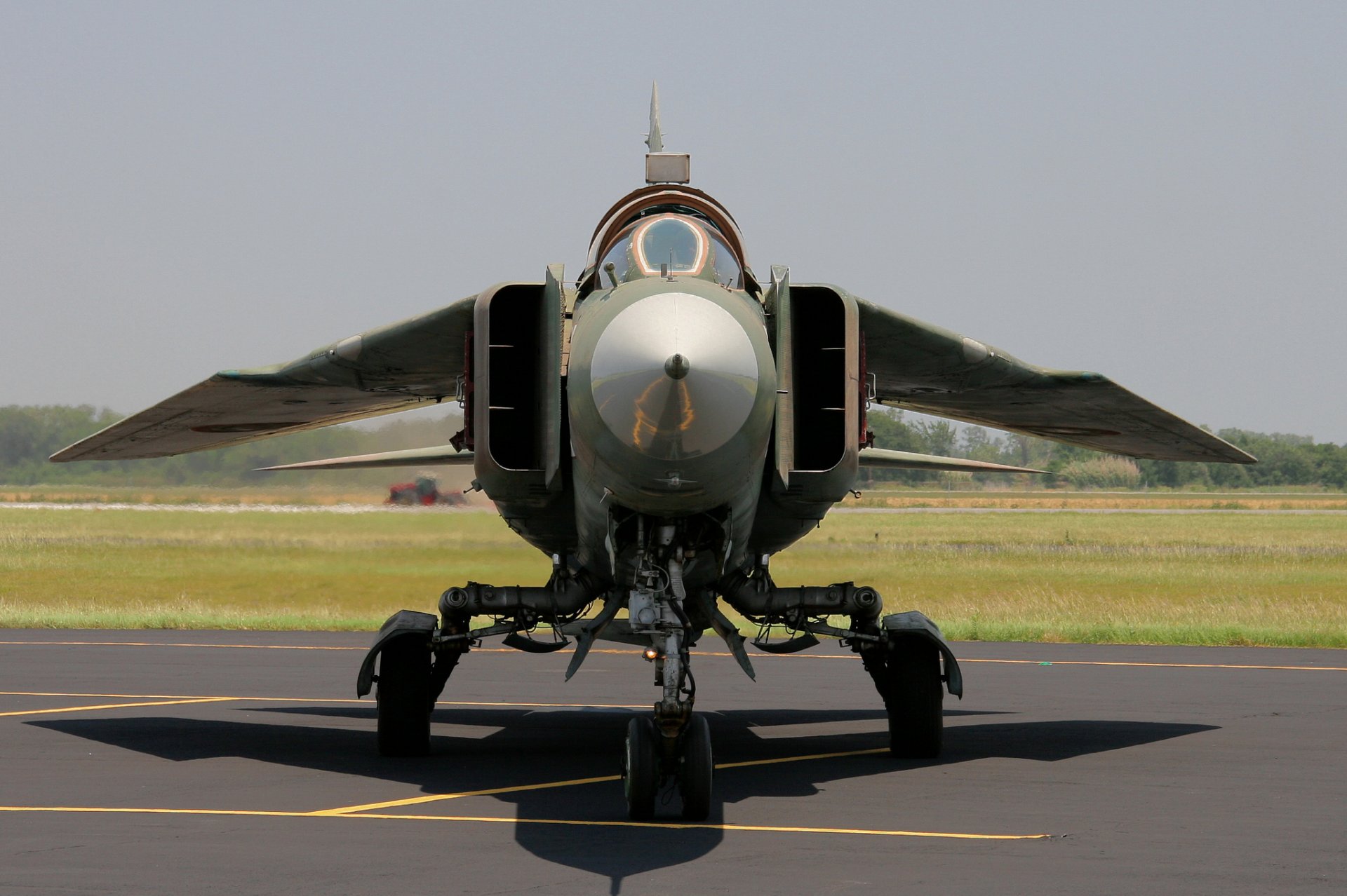 mig-23 radziecki wielozadaniowy myśliwiec bombowiec lotnisko