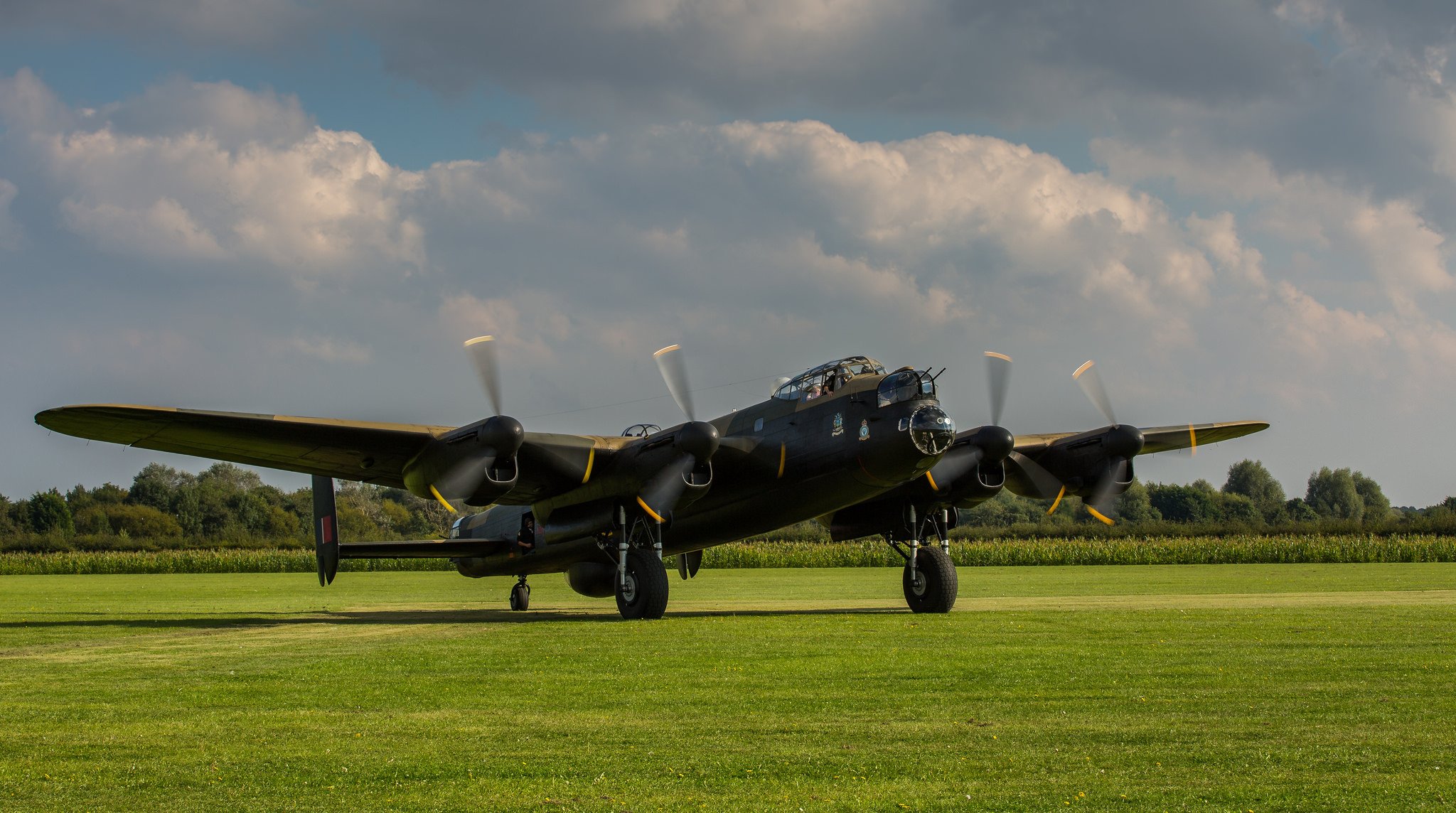 lancaster pesante quadrimotore bombardiere