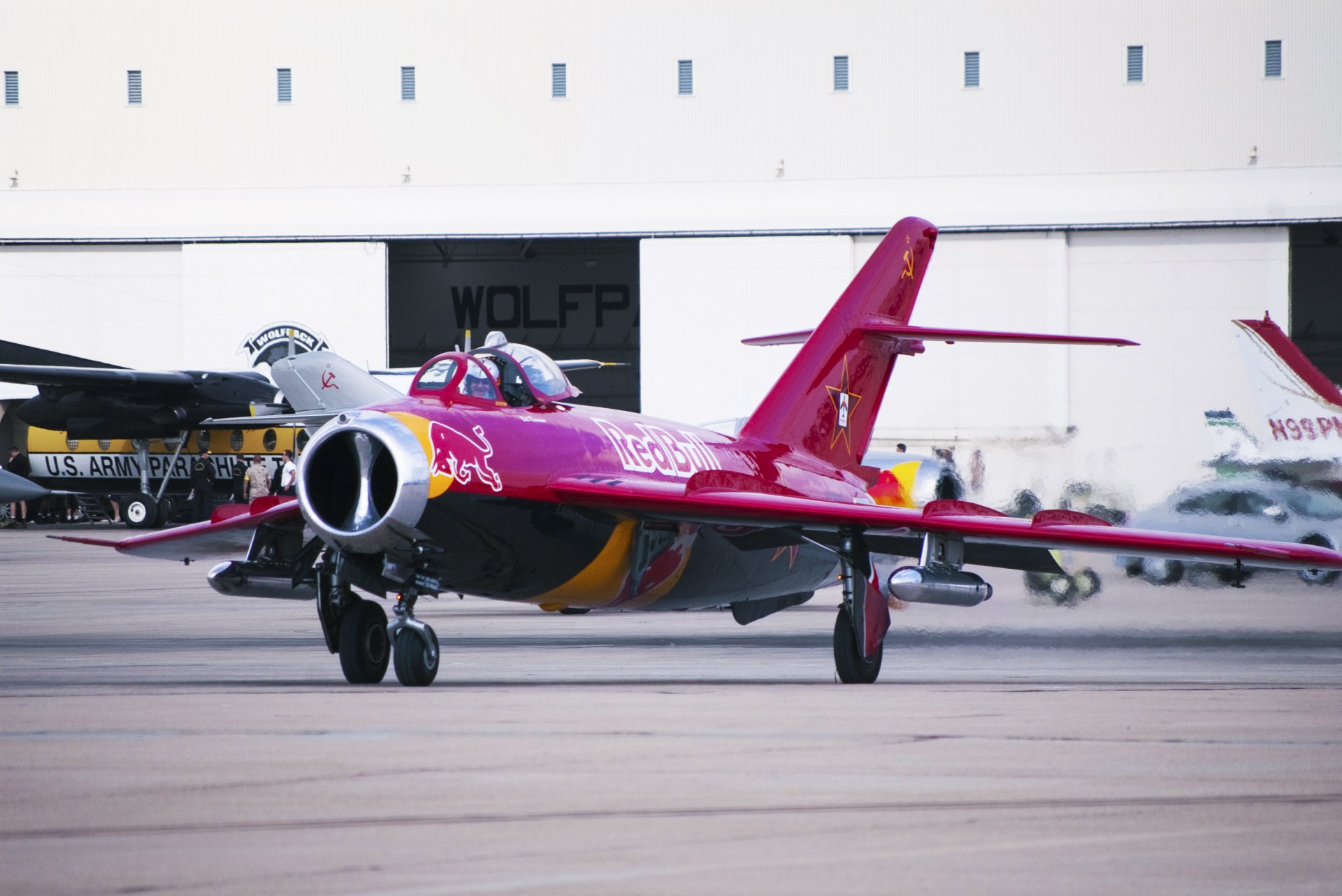 mig-17 murale caccia a reazione mikoyan gurevich aviazione ali rosso toro rosso