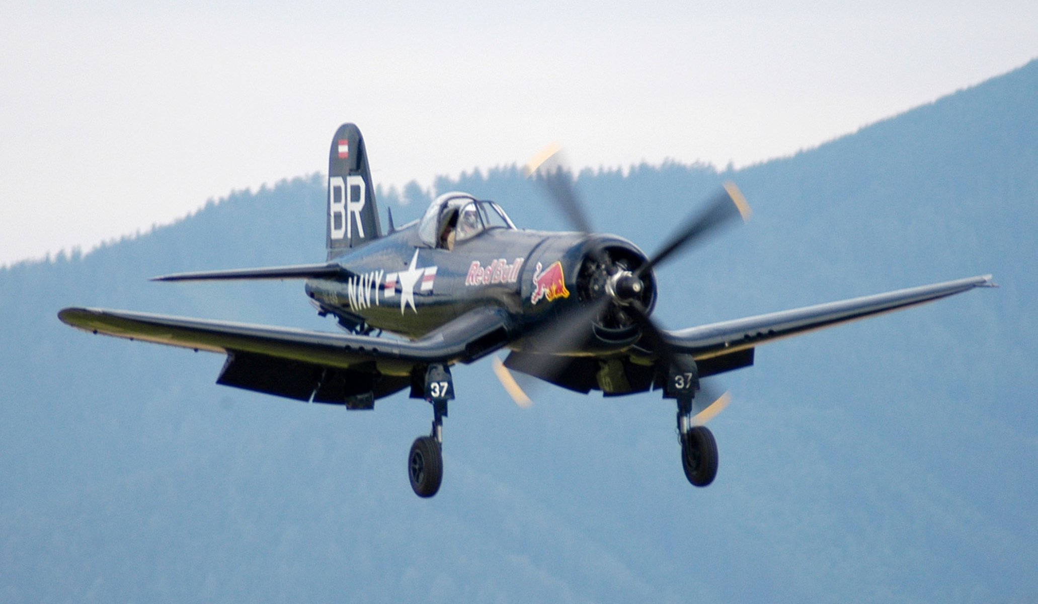 f4u avión toro rojo cubierta caza tren de aterrizaje flaps piloto