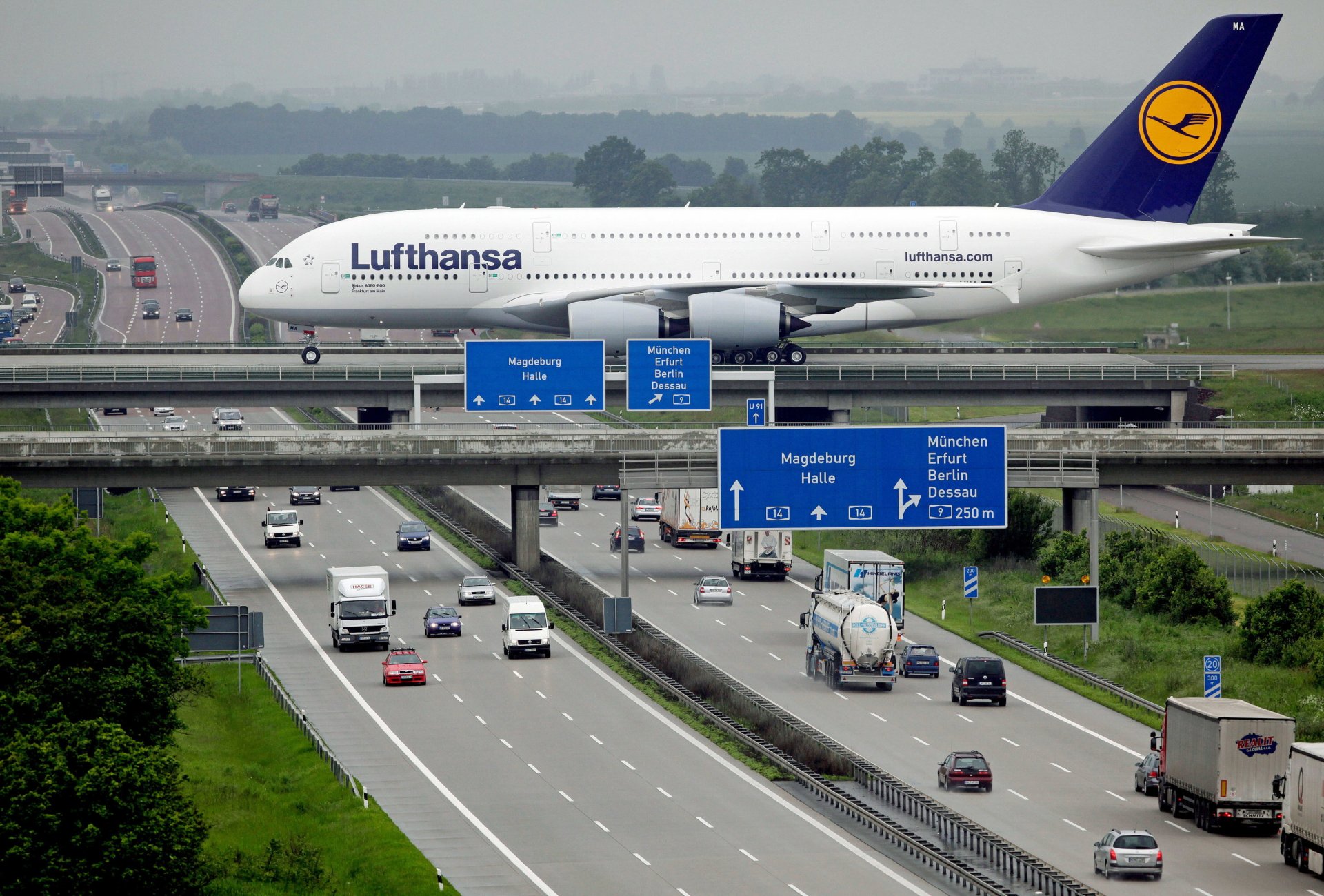 lufthansa airbus a380 lufthansa passagier verkehrsflugzeug flugzeug stadt straße brücke autobahn maschine passagier flugzeug autobahn autos